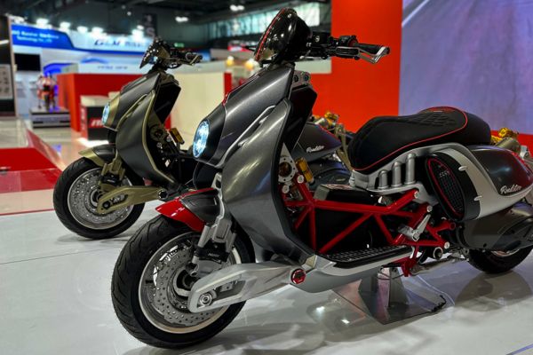 italjet-roadster-eicma-02B6350E83-BD07-0655-EAFE-1D4D7D881315.jpg