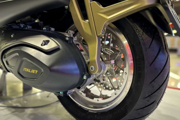 italjet-roadster-eicma-102F3CAD28-804E-DD91-D960-59B12F705F4B.jpg