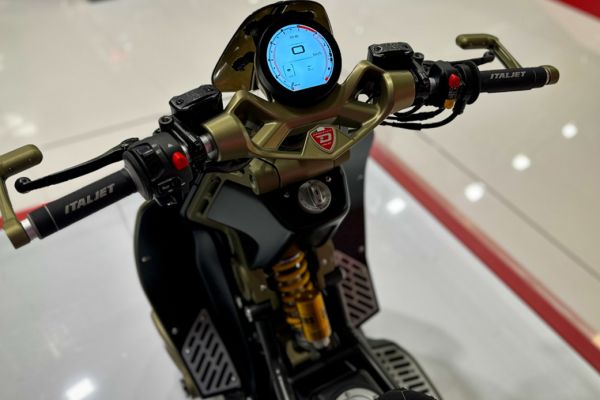 italjet-roadster-eicma-13F2966024-EDAD-86D7-C9BF-C736AD5BC5A0.jpg