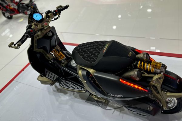 italjet-roadster-eicma-19F7EB1722-455F-F6A9-4E16-DFE3E622A4B9.jpg