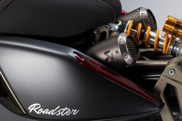 roadster-3CC246677-A4B0-579D-9BB2-587909748247.jpg